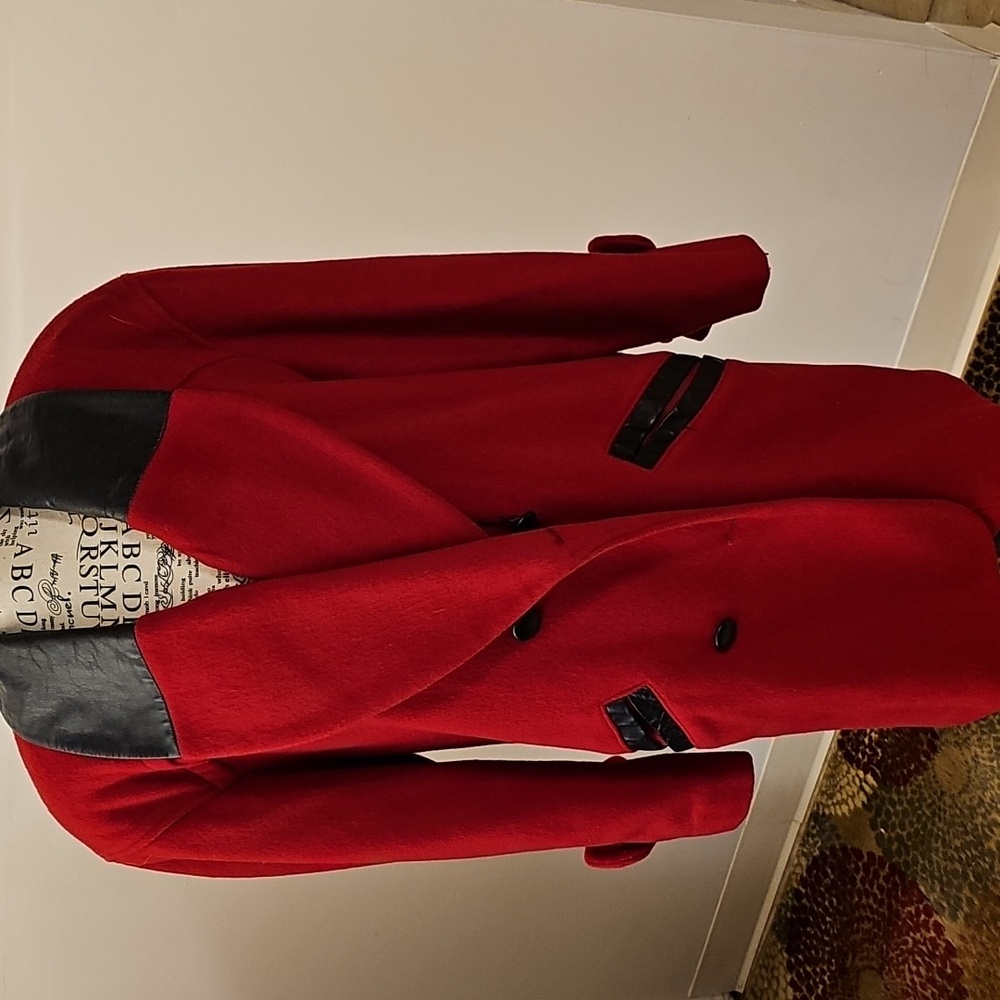 RED SHORT COAT WITH GENUINE LEATHER COLLAR, POCKETS, BUTTONS